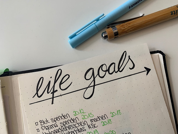 Bucketlist: Notizbuch mit großer Überschrift "life goals"
