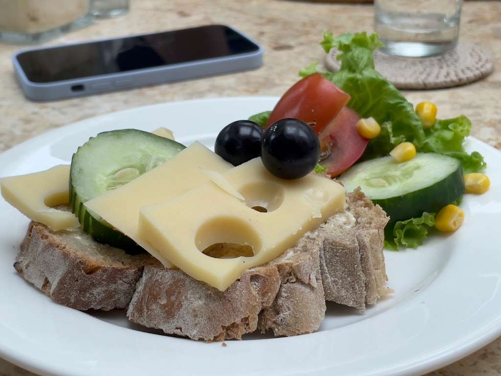 Gute Gewohnheit: Gesund snacken. Zum Beispiel etwas Gemüse/Salat und ein Brot mit Käse.