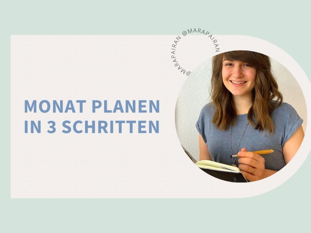Text: "Monat planen in 3 Schritten"; rechts ist eine junge Frau mit Kugelschreiber und Notizbuch zu sehen.