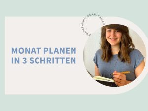 Text: "Monat planen in 3 Schritten"; rechts ist eine junge Frau mit Kugelschreiber und Notizbuch zu sehen.