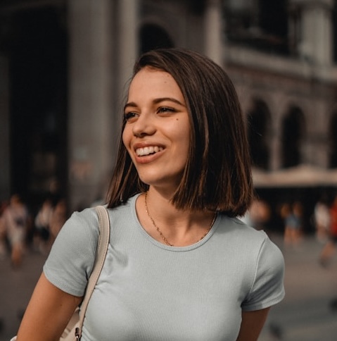 Testimonial-Kundin-Frau-Silhouette-yurii-papushoi-unsplash